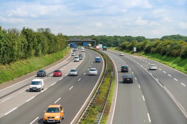 Dussseldorf, Almanya - 21 Ağustos 2017: Bir Alman highw trafik