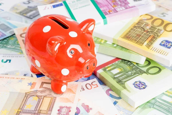 Красный розовый поросенок банк европейских валютных счетов. коробка со свиньями — стоковое фото