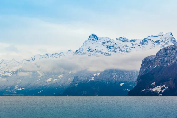 See mit Berg im Hintergrund. See in den Bergen — Stockfoto