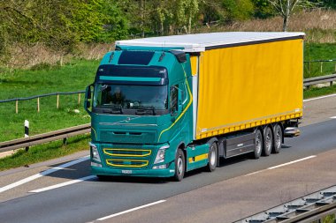 Düsseldorf, Almanya - 20 Nisan 2017: taşıma kamyonu hig üzerinde