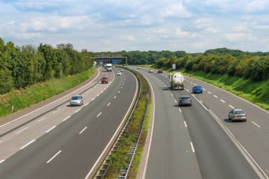 Dussseldorf, Almanya - 21 Ağustos 2017: Bir Alman highw trafik