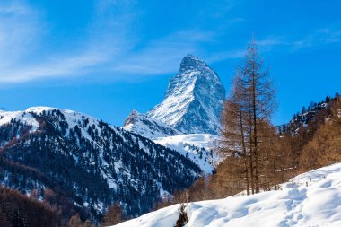 Mavi gökyüzü ile güneşli günde karlı Matterhorn tepe üzerinde doğal görünümü.