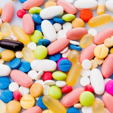 Renkli hapları. Tıbbi ya da vitamin hapları. Renkli tıp hap