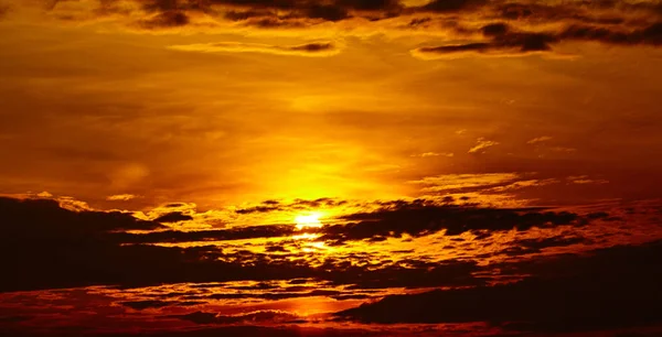 Ciel dramatique coloré avec nuage au coucher du soleil. Arrière-plan ciel doré — Photo