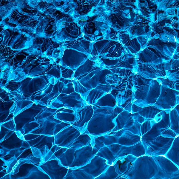 Air di kolam renang dengan pantulan matahari. Air biru. Aab Air — Stok Foto