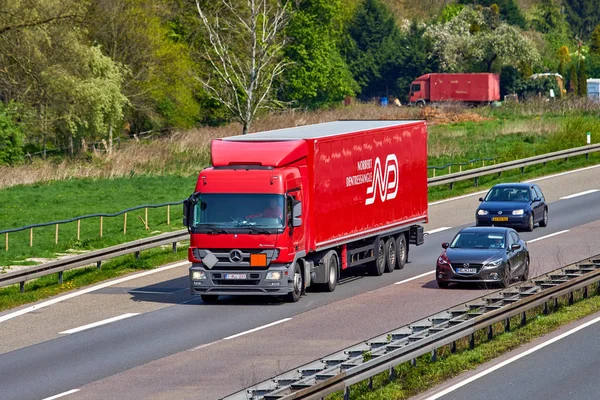 Hig에 뒤셀도르프, 독일-4 월 20 일, 2017: 수송 트럭 — 스톡 사진