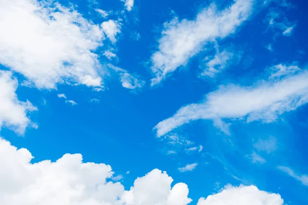 Nubes. nubes del cielo. cielo azul. horizonte —  Fotos de Stock