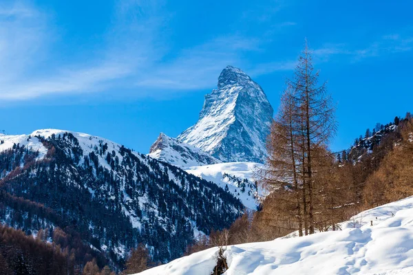 Vista panorámica del pico nevado de Matterhorn en un día soleado con cielo azul . —  Fotos de Stock