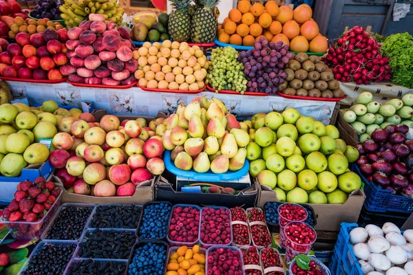 Rynku owoców z różnych kolorowych owoców świeżych. Świeże owoce. — Zdjęcie stockowe