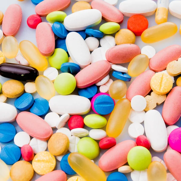 Красочные таблетки. Медицинские или витаминные таблетки. Красочные таблетки — стоковое фото