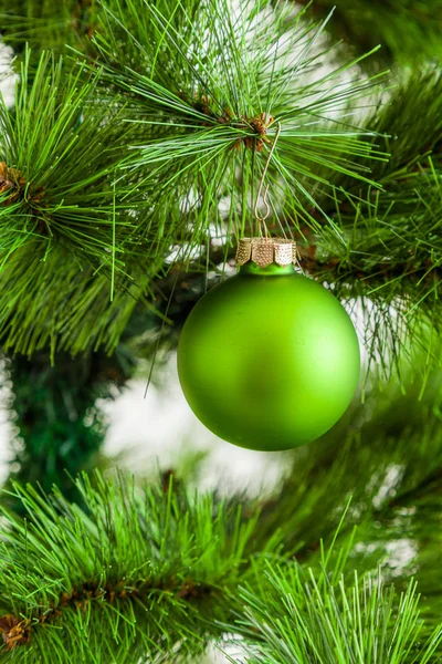 Geschmückter Weihnachtsbaum. Frohe Weihnachten und ein gutes neues Jahr — Stockfoto