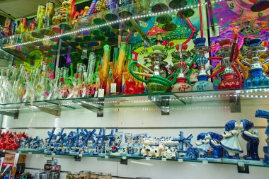 Amsterdam, Hollanda - 05 Eylül 2017: Pencere bir kahve 