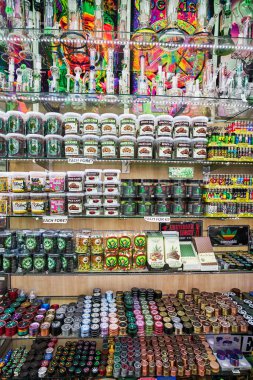 Amsterdam, Hollanda - 05 Eylül 2017: Pencere bir kahve 