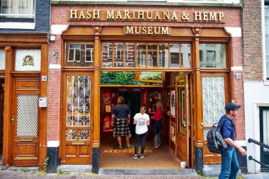 Amsterdam, Hollanda - 05 Eylül 2017: Karma esrar ve o