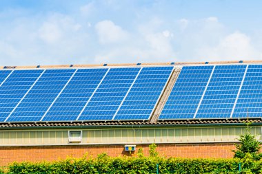 Bir evin çatısında güneş paneli. alternatif enerji photovolta