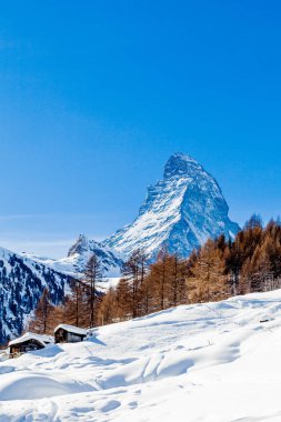 Mavi gökyüzü ile güneşli günde karlı Matterhorn tepe üzerinde doğal görünümü.