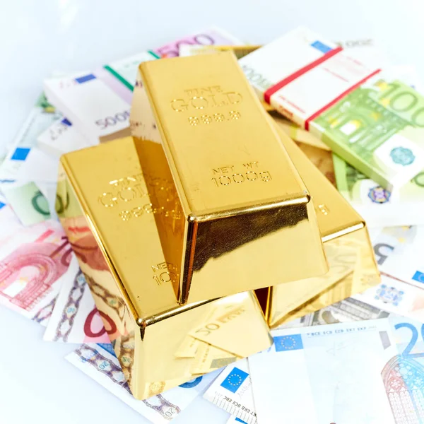 Barra de oro y dinero en euros. Concepto financiero —  Fotos de Stock