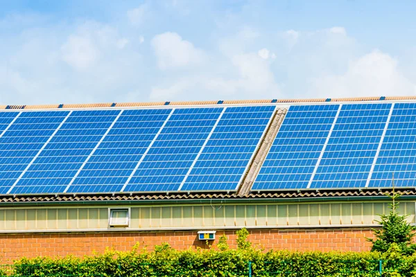 집의 지붕에 태양 전지 패널입니다. 대체 에너지 photovolta — 스톡 사진
