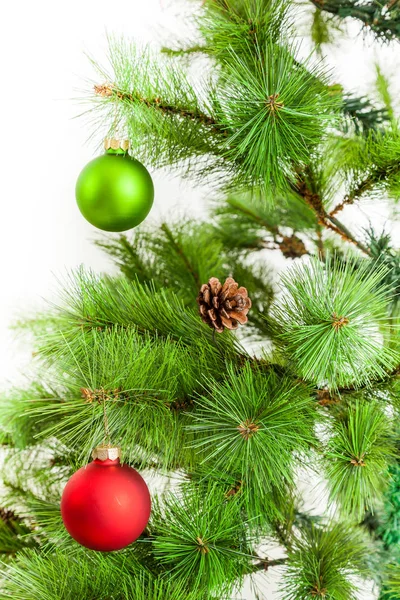 圣诞球挂在松枝上。圣诞树装饰 — 图库照片