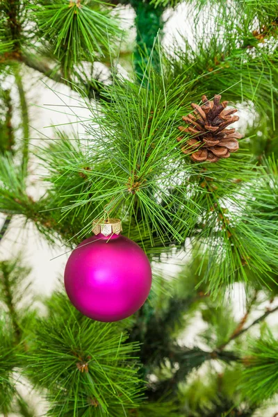 Διακοσμημένο χριστουγεννιάτικο δέντρο. Καλά Χριστούγεννα και Ευτυχισμένο το Νέο Έτος — Φωτογραφία Αρχείου