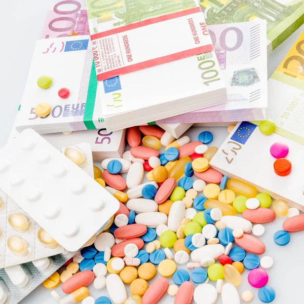 Geld und Pillen. Pillen in verschiedenen Farben auf Geld. Medizin-Co — Stockfoto