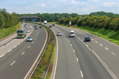 Dussseldorf, Almanya - 21 Ağustos 2017: Bir Alman highw trafik