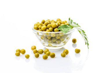 izole, bir kase beyaz arka plan yeşil bezelye