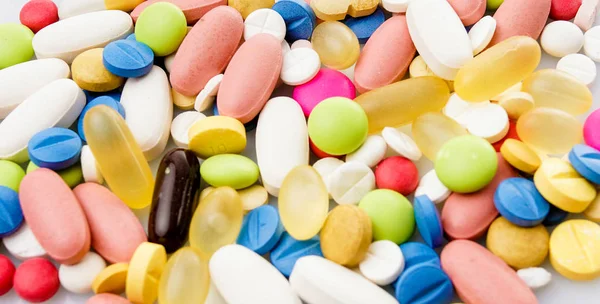 Színes tabletták. Orvosi vagy vitamin tabletták. Színes gyógyszert tabletta — Stock Fotó