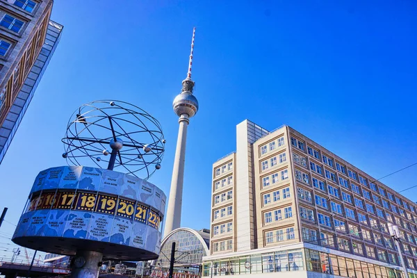 BERLÍN, ALEMANIA - 17 DE MARZO DE 2015: Famoso Reloj Mundial ubicado en —  Fotos de Stock