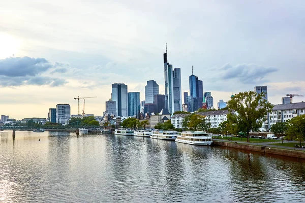 FRANKFURT AM MAIN, GERMANY - SEPTEMBER 20, 2015: View of Frankfu — Stock Photo, Image