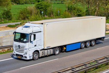 Düsseldorf, Almanya - 20 Nisan 2017: taşıma kamyonu hig üzerinde