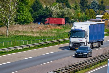 Düsseldorf, Almanya - 20 Nisan 2017: taşıma kamyonu hig üzerinde