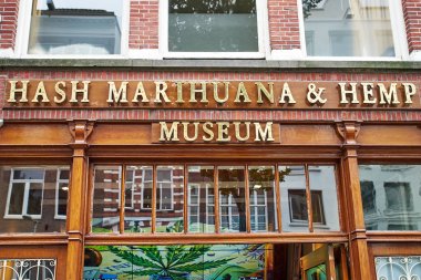 Amsterdam, Hollanda - 05 Eylül 2017: Karma esrar ve o