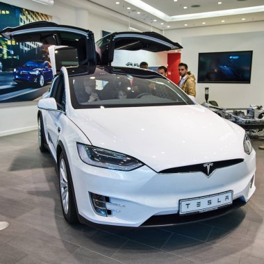 Düsseldorf, Almanya - 09 Eylül 2017: Elektrikli otomobil Tesla ben