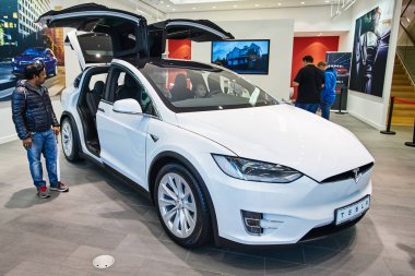 Düsseldorf, Almanya - 09 Eylül 2017: Elektrikli otomobil Tesla ben