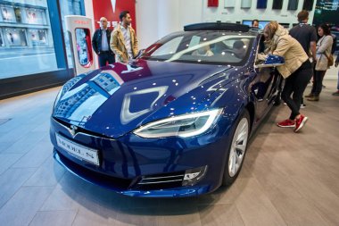 Düsseldorf, Almanya - 09 Eylül 2017: Elektrikli otomobil Tesla ben