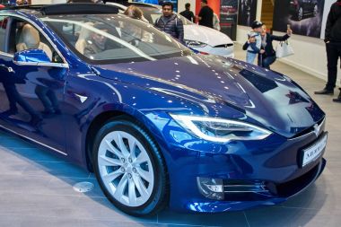 Düsseldorf, Almanya - 09 Eylül 2017: Elektrikli otomobil Tesla ben
