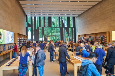 Düsseldorf, Almanya - 09 Eylül 2017: Apple store. Elma