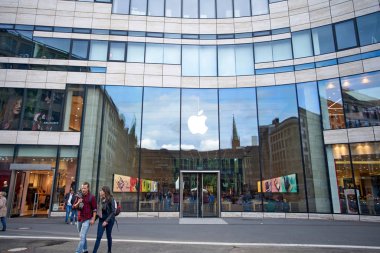 Düsseldorf, Almanya - 09 Eylül 2017: Apple store. Elma
