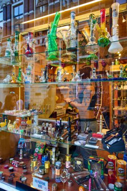 Amsterdam, Hollanda - 05 Eylül 2017: Pencere bir kahve 