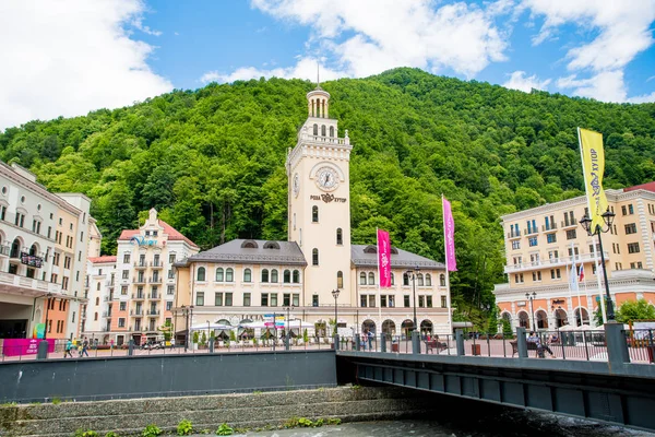 Sochi, Oroszország - június 21, 2017: Rosa Khutor Alpine Resort. Krasznahorka — Stock Fotó