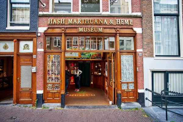 Amsterdam, Holandia - 05 września 2017: Hash marihuana & on — Zdjęcie stockowe