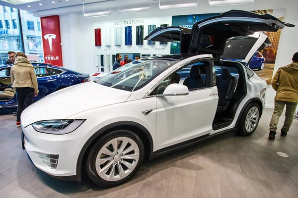 Dusseldorf, Alemanha - 09 de setembro de 2017: Carro elétrico Tesla i — Fotografia de Stock