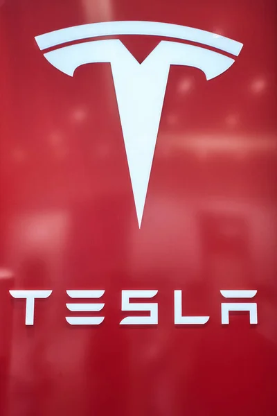 Дюссельдорф, Германия - 09 сентября 2017 г.: знак логотипа Tesla на выставке T — стоковое фото
