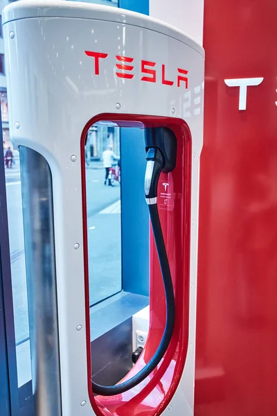 Düsseldorf, Németország - szeptember 09, 2017: Tesla kompresszor sta — Stock Fotó