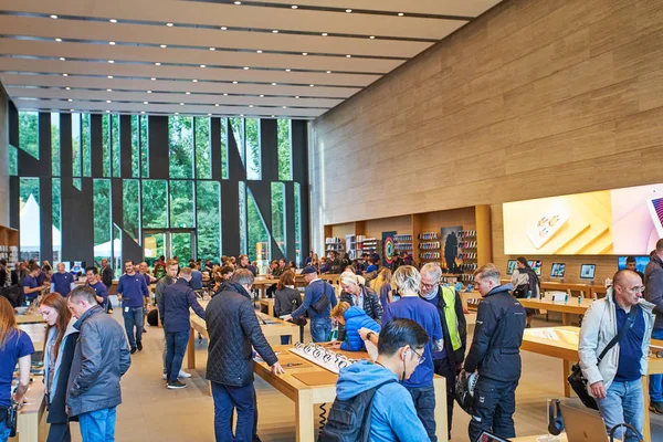 Düsseldorf, Almanya - 09 Eylül 2017: Apple store. Elma