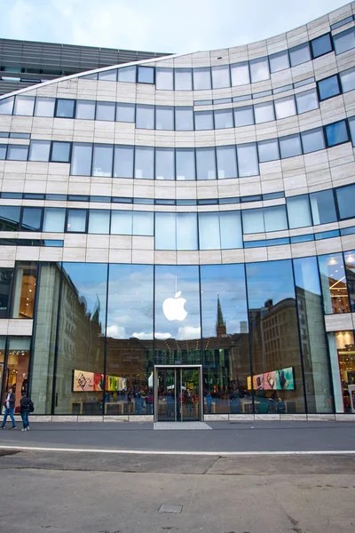 Düsseldorf, Almanya - 09 Eylül 2017: Apple store. Elma