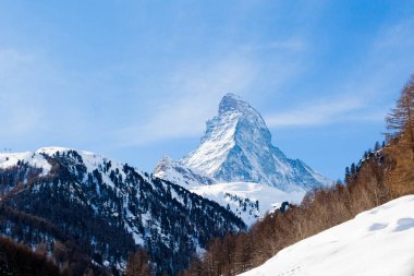 Mavi gökyüzü ile güneşli günde karlı Matterhorn tepe üzerinde doğal görünümü.