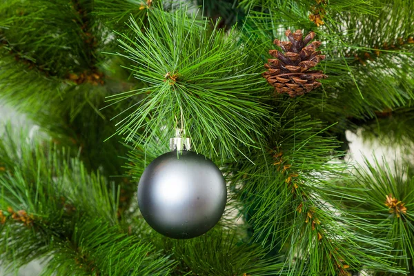 Versierde kerstboom. Vrolijk Kerstfeest en Gelukkig Nieuwjaar — Stockfoto