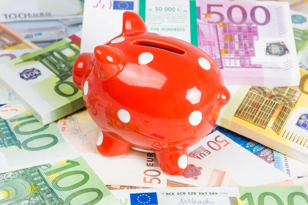 Красный розовый поросенок банк европейских валютных счетов. коробка со свиньями — стоковое фото